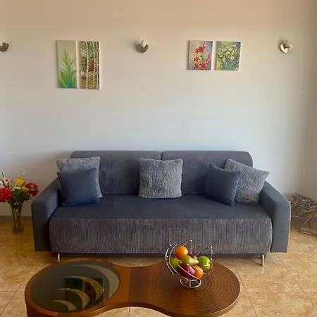 Gorgeous, 1 Bed Apt, Sea Views. Apartament