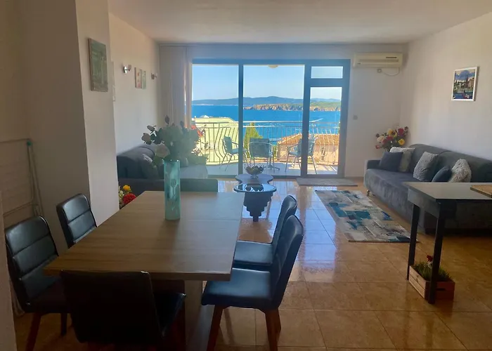 Gorgeous, 1 Bed Apt, Sea Views.