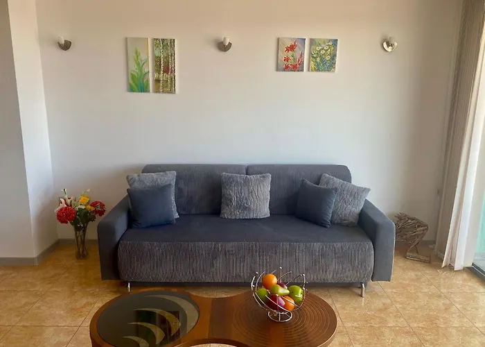 Gorgeous, 1 Bed Apt, Sea Views. Apartament