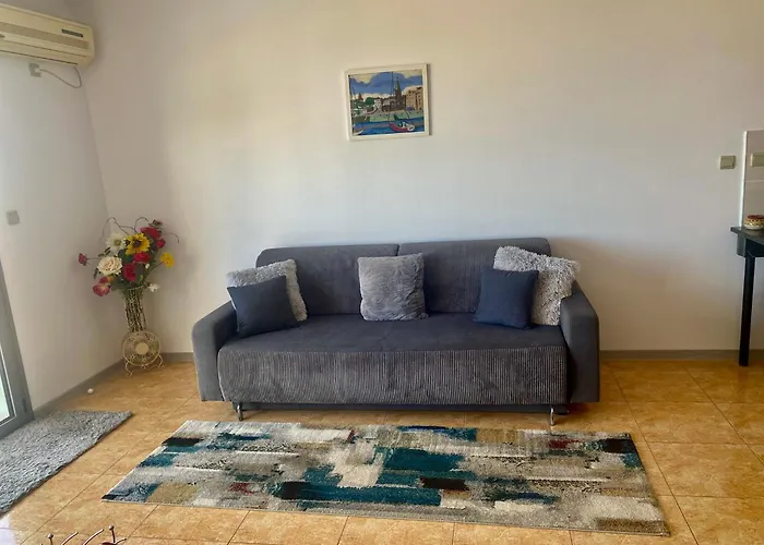 Gorgeous, 1 Bed Apt, Sea Views. Апартаменты Дюни